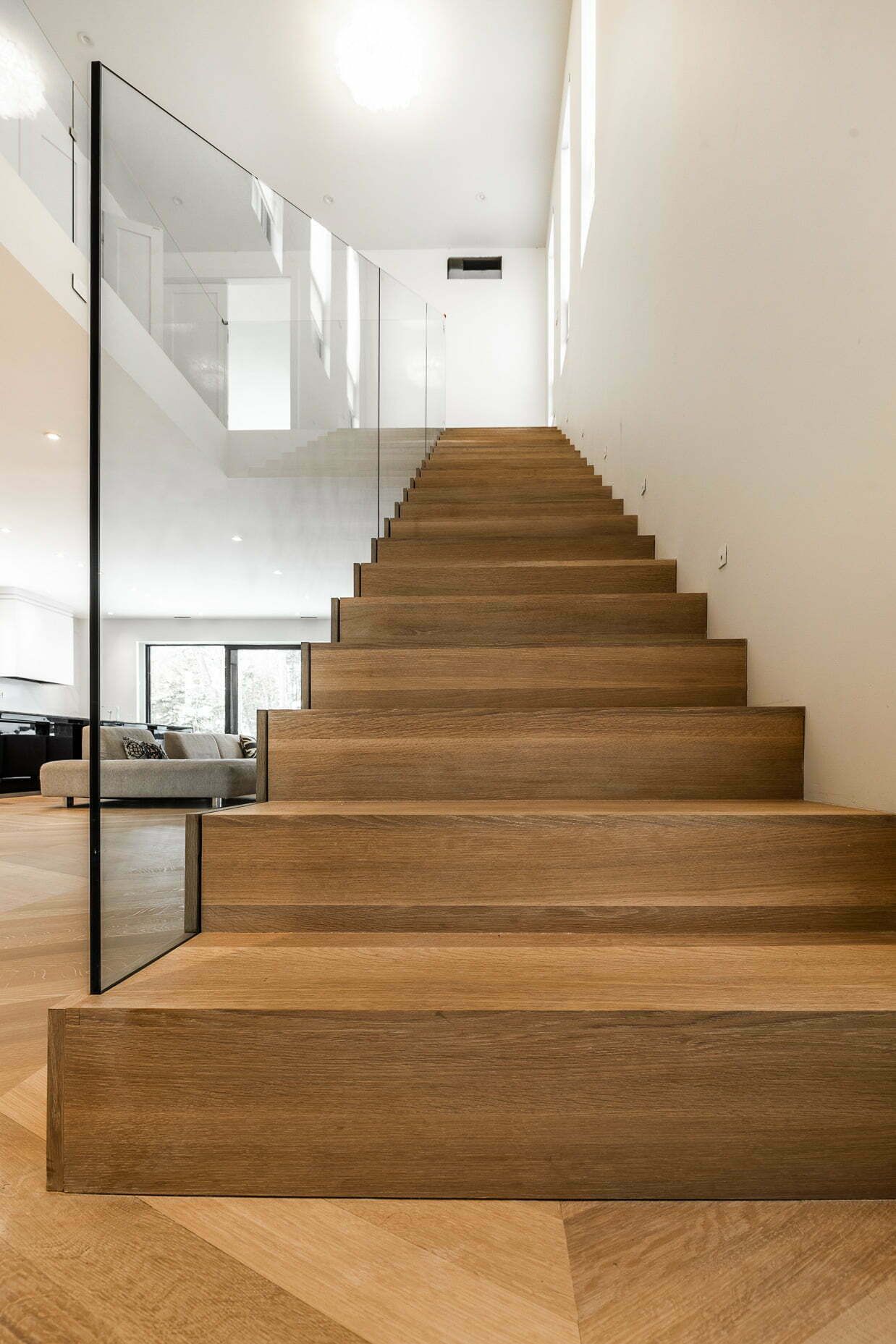 Hardwood floor restoration with dust-free sanding system in brossard